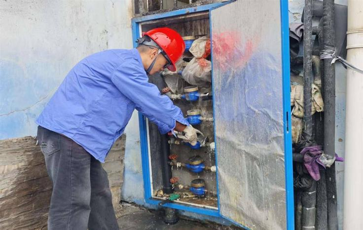 6名供水網格員覆蓋97個小區(qū)業(yè)主群 半小時內解決市民用水故障